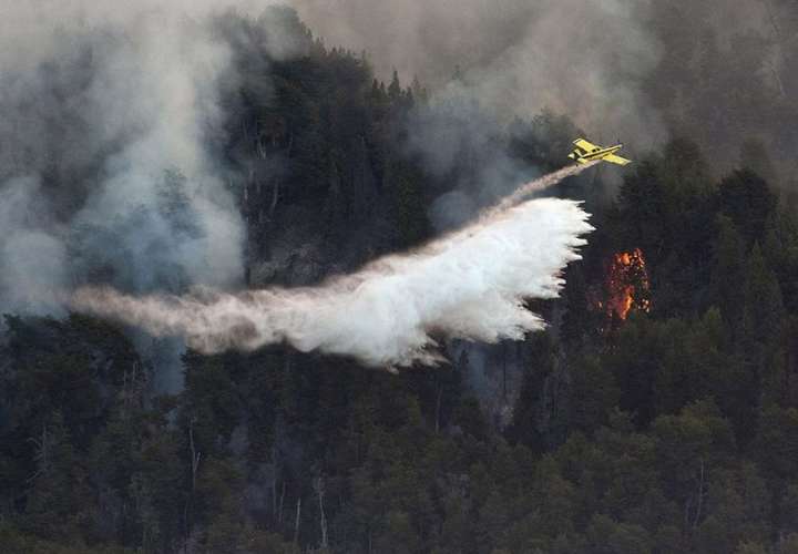 Vista de la atención de un incendio en Argentina, en una fotografía de archivo. EFE