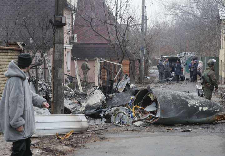 Restos de un aparato militar derribado en una calle de Kiev. EFE