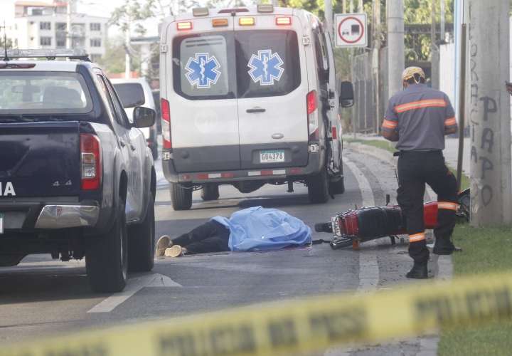 Motorizado muere al chocar contra un poste de cemento