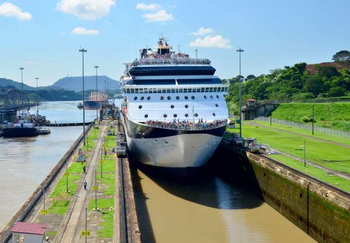 Canal de Panamá ajusta tarifas