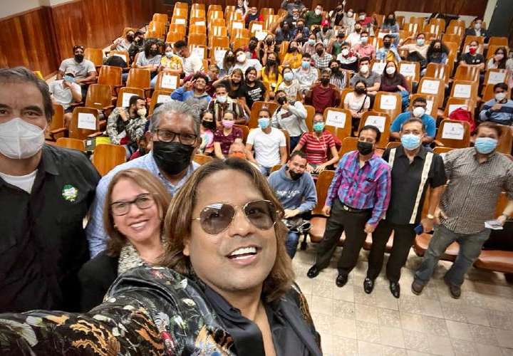 Actor de Bollywood con estudiantes de la 'U'