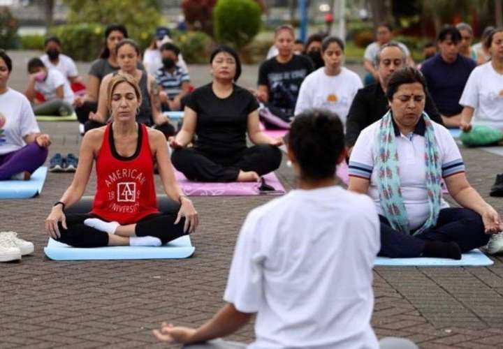 Ministra de la India comparte en sesión de yoga en cinta costera