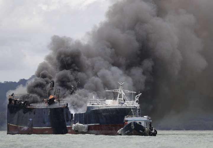 Incendio en 3 barcos