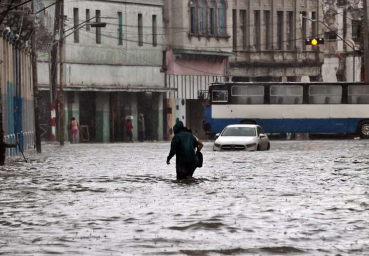 Lluvias dejan al menos tres muertos y miles de evacuados en Cuba