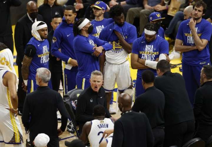 Steve Kerr le habla a sus jugadores durante el segundo juego de las Finales de la NBA. Foto: AP