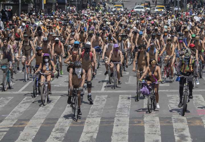 Cientos de ciclistas en pelota reclaman seguridad y respeto 