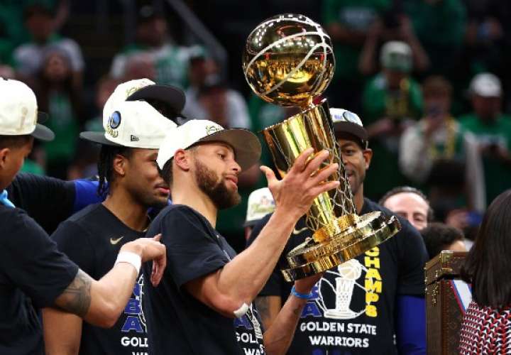 Stephen Curry con el trofeo de campeón de la NBA junto a varios de sus compañeros. Foto: AP