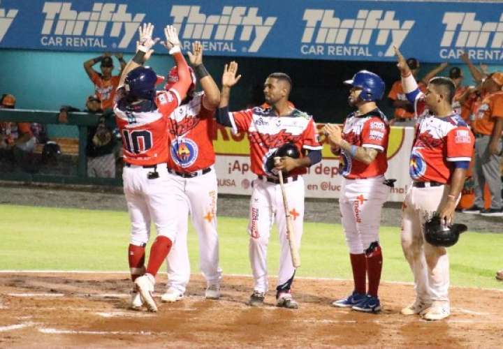 Jugadores de Panamá Metro celebran la anotación de varias carreras. Foto: Fedebeis