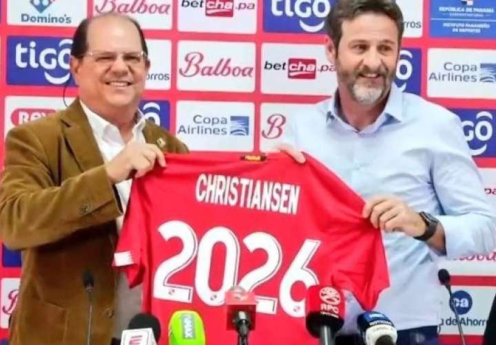 Thomas Christiansen (der.), junto al presidente de la Federación Panameña de Fútbol (Fepafut), Manuel Arias. 
