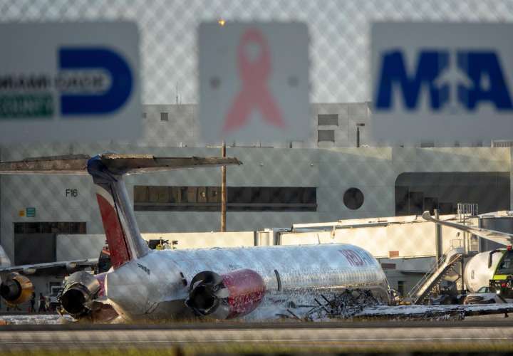 Tres heridos en avión que se incendió al aterrizar en Miami 