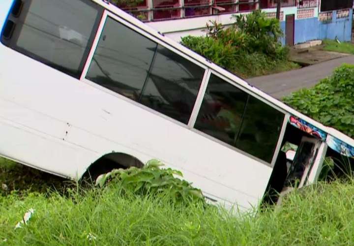 Conductor pierde control de bus y cae a hondonada en San Miguelito 