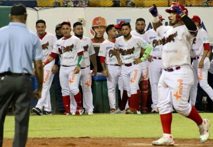 Erasmo Caballero demostró que es actualmente uno de los mejores bateadores del  béisbol panameño. Foto: Fedebeis