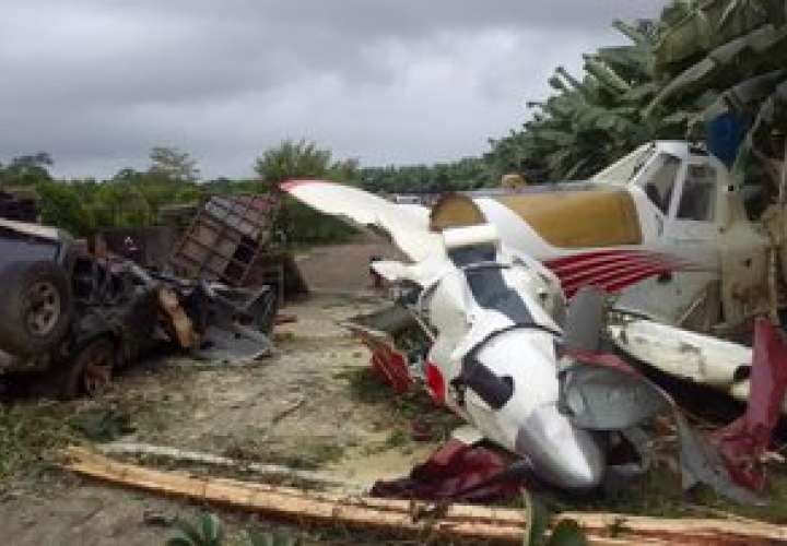 Avioneta se estrella contra una vivienda y dos autos en Bocas