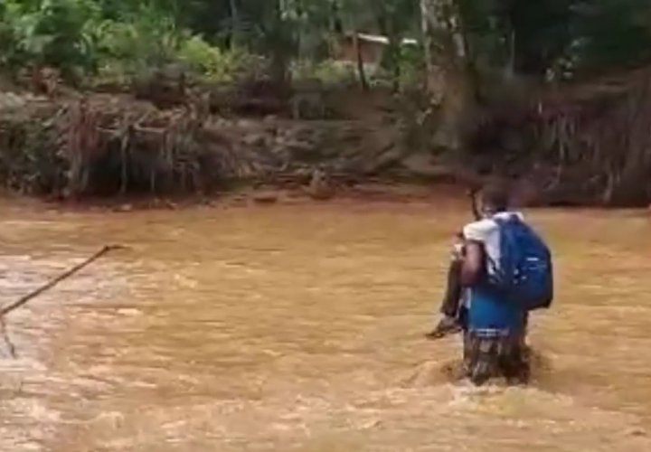 Familias se arriesgan a cruzar río 