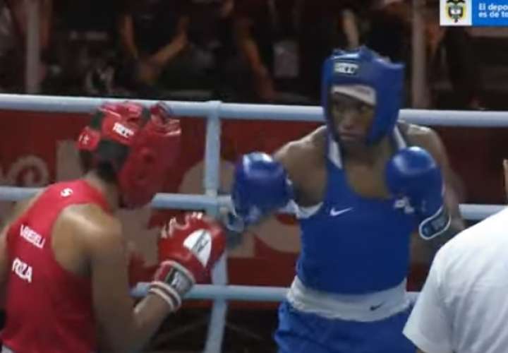 Atheyna Bylon (der.) en acción durante la final de los 75 kilogramos del boxeo olímpico de los Juegos Bolivarianos. Foto: Cortesía