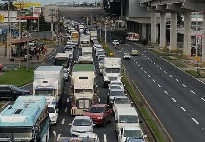 Caos: Transportistas de camiones volquetes cierran corredor Sur
