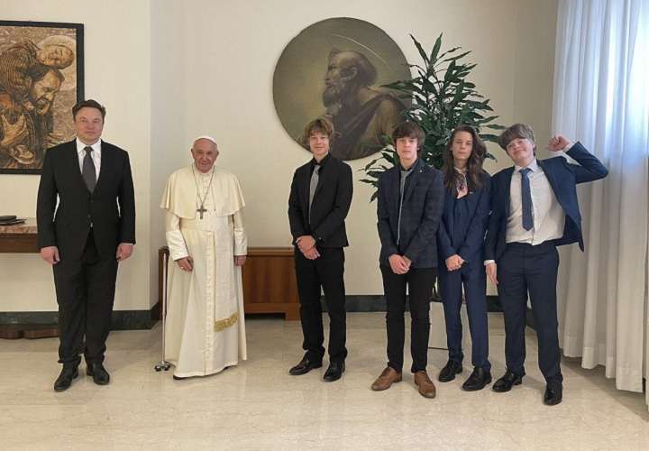 Elon Musk y sus hijos se reúnen con el papa Francisco; hablaron buco