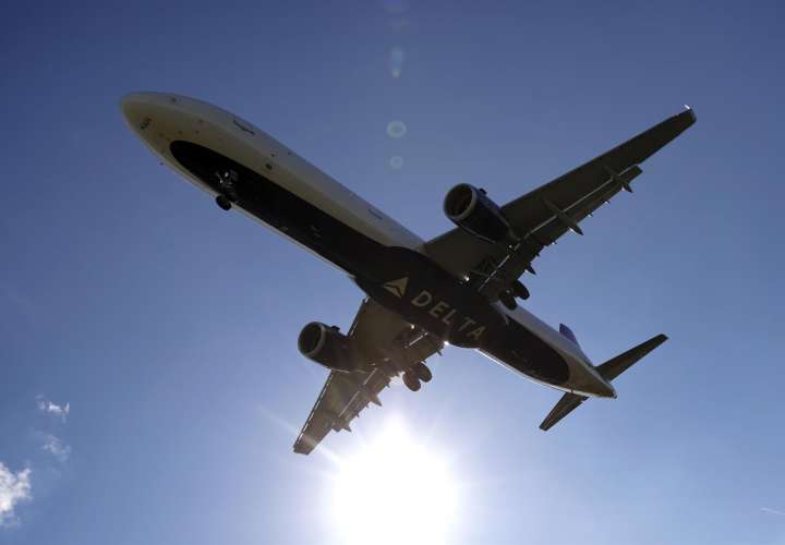 Aerolínea ofrece $10 mil a viajeros por cambiar vuelo sobrevendido