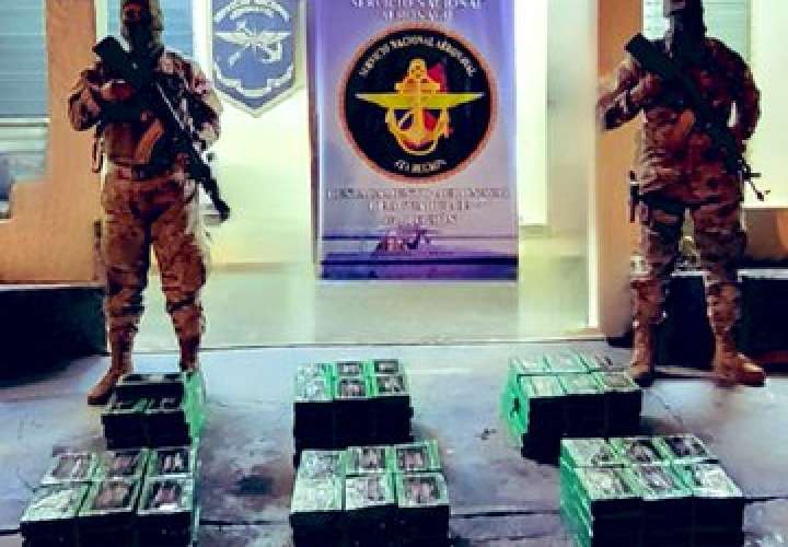 Decomisan más de 100 paquetes de droga en una lancha en  Farallón