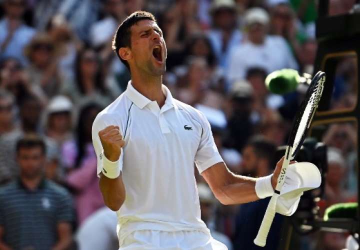 Novak Djokovic celebra su pase a la final del Abierto de Wimbledon. Foto: AP