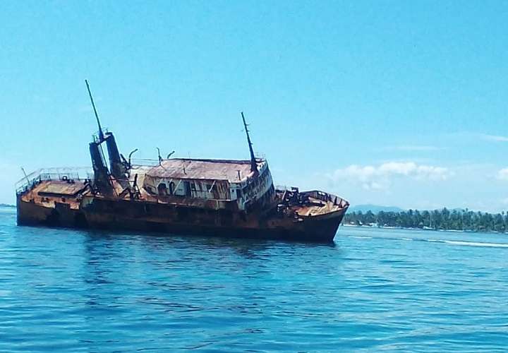 Viejo ferry encallado amenaza con contaminar aguas en Guna Yala