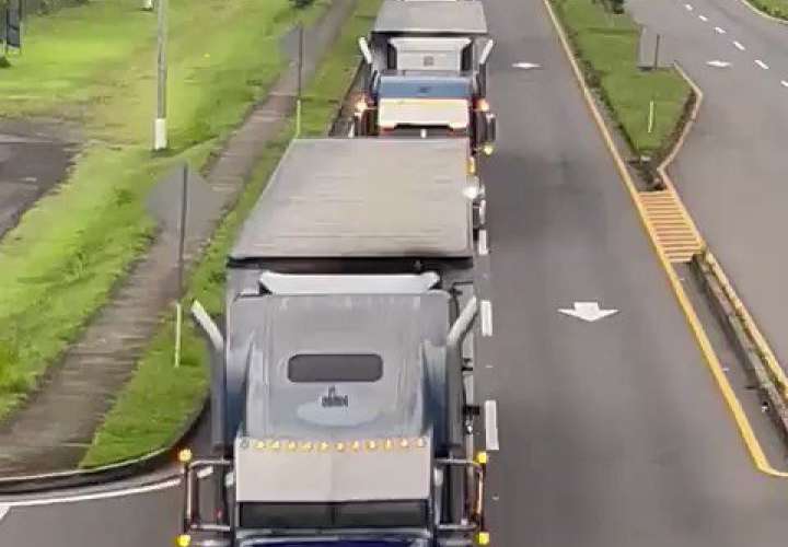 Avanzan caravana de más de 200 camiones articulados con alimentos
