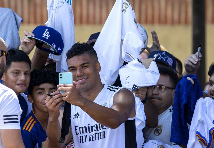 Casemiro del Real Madrid se toma una foto con aficionados. /Foto: EFE