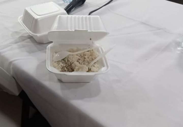 Ministros no se comienron el arroz con tuna que ofrecieron indígenas en la mesa del diálogo