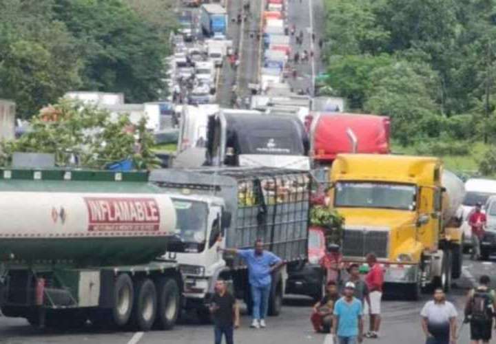 Transportistas lanzan ultimátum para que reabran vías