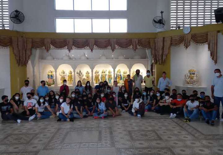 Estudiantes visitan templo hindú