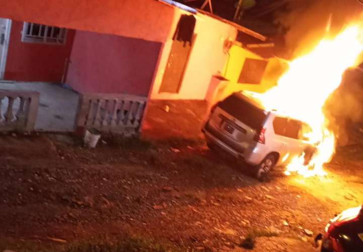 Investigan caso de auto incendiado en Colón