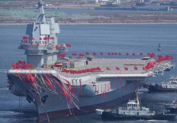 Dos portaaviones de la Armada china están navegando fuera de bases