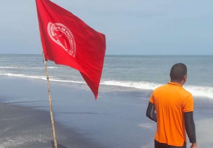 Sinaproc coloca banderas rojas por fuertes oleajes en las playas