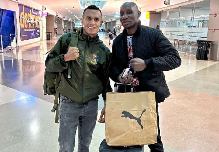Bryan 'La Roca' de Gracia (izq.) y su entrenador Juan Mosquera en el aeropuerto de Tocumen previo al viaje a Colombia la noche del miércoles. Foto: Cortesía