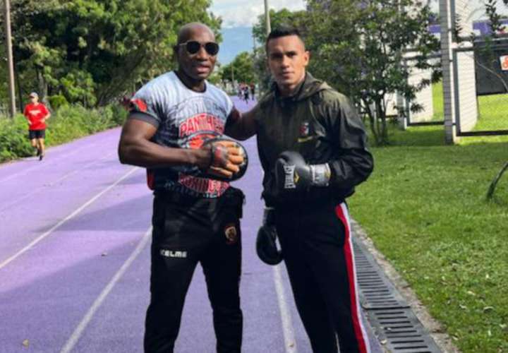 El boxeador panameño Bryan ‘La Roca’ De Gracia (der.) junto al entrenador Juan Mosquera en la ciudad de Medellín, Colombia. Foto: Cortesía