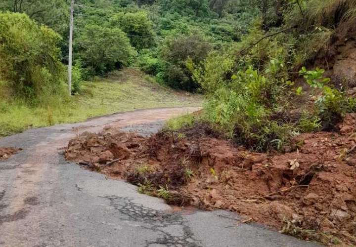 Carretera peligrosa por deslizamientos en  Nürüm