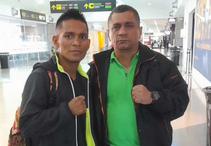 Gilberto ‘El Cacique’ Pedroza (izq.) y su entrenador Julio César Archibold en el aeropuerto de Tocumen previo al viaje. Foto: Cortesía