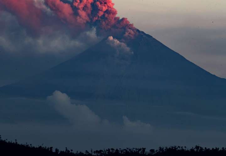 Vuelos cancelados y demorados por erupción de volcán en Guayaquil