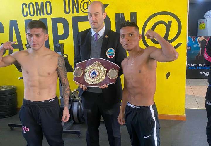 Gilberto ‘El Cacique’ Pedroza (der.) disputó el título mosca latino de la Organización Mundial de Boxeo (OMB) ante Andrés Campos (izq.).