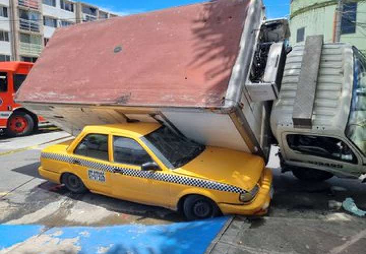 Camión cae sobre taxi en Calidonia [Video]
