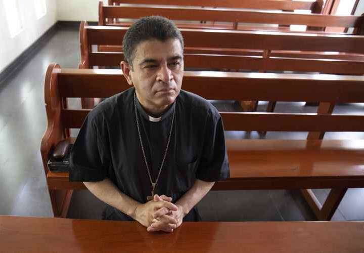 Policía de Nicaragua asalta sede y arresta a obispo Rolando Álvarez