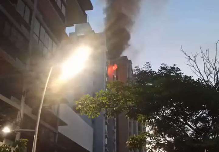 Fuego en edificio "El Cangrejo" en vía Argentina [Video]