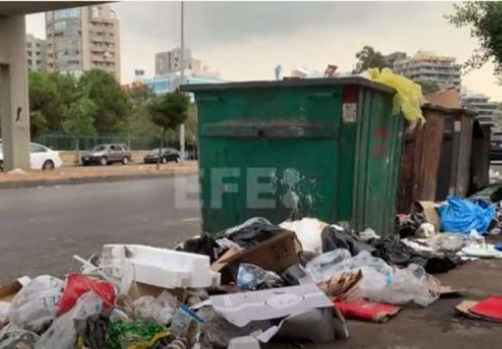 Hurgar en basura, recurso infantil para ganarse la vida en el Líbano