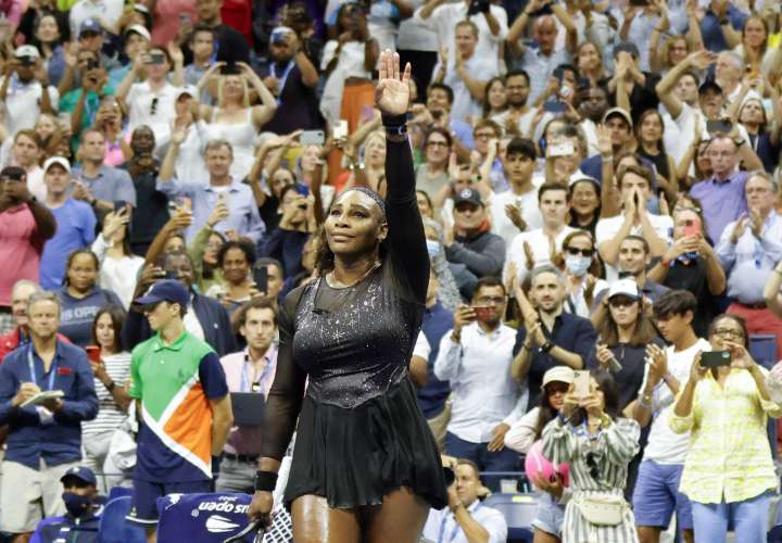 Serena Williams saluda a la afición. / Foto: EFE