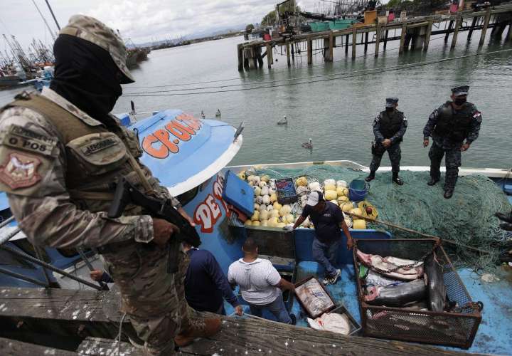 Aprehenden barco colombiano pescando en zona prohibida