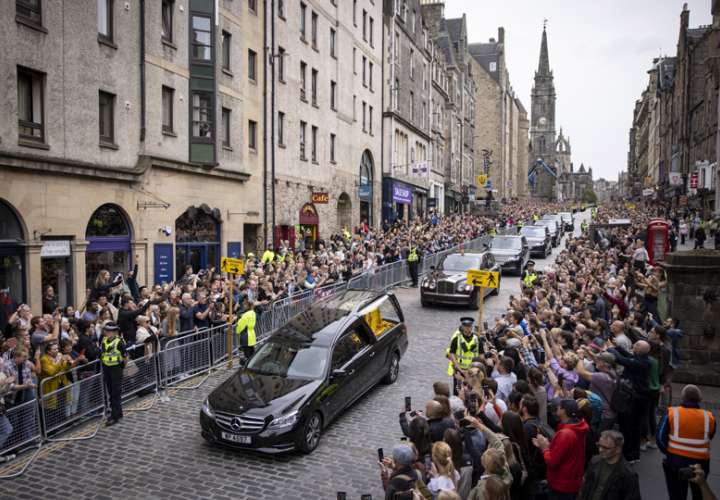 El cortejo fúnebre de la reina Isabel II llega a Edimburgo. EFE