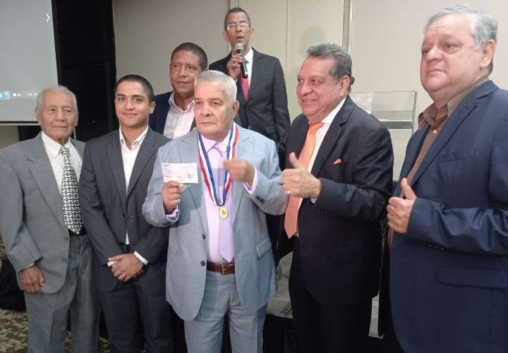 Jorge 'El Mocho' Luján, con la medalla doctor Elías Córdova colgada en su cuello, junto a miembros de la junta directiva de la Comisión de Boxeo Profesional de Panamá (Comibox). Foto: Joel González