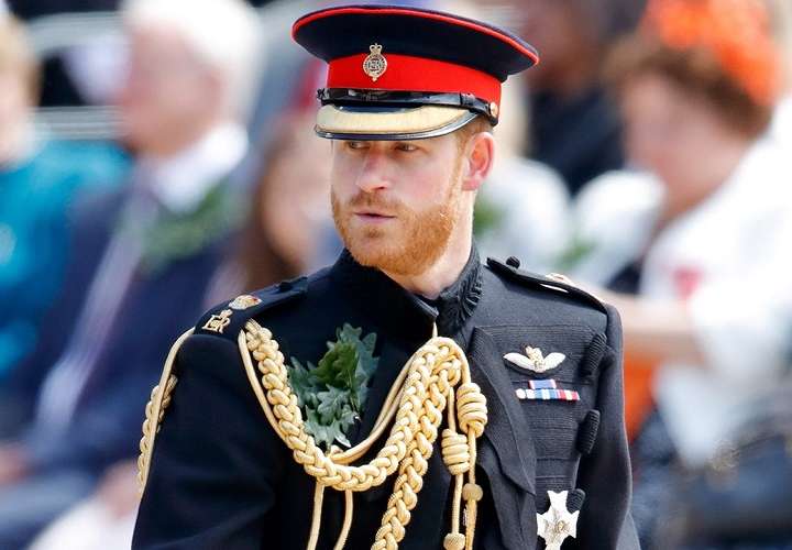 Carlos III le da permiso a Harry para que vista su uniforme militar