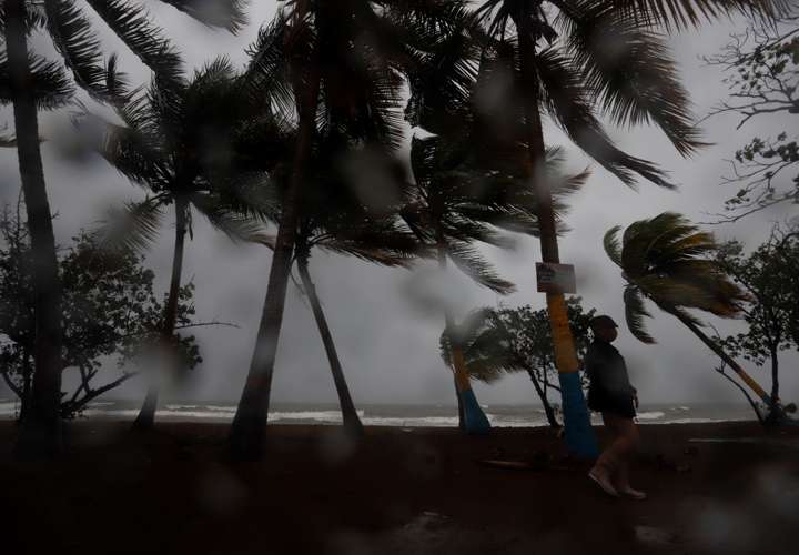 Puerto Rico declara la emergencia estatal ante la tormenta Fiona 