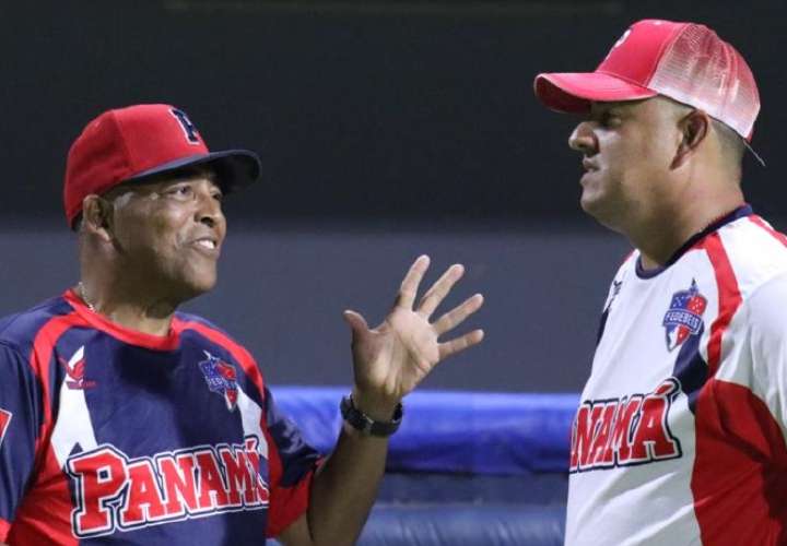 Julio Rangel (der.) junto al director técnico de la selección nacional, Luis Ortiz. Foto: Fedebeis